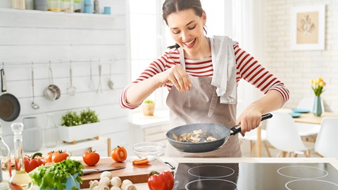 placa-vitroceramica-mujer-cocinando